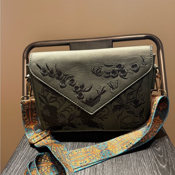 Urban Expressions Olive Floral Crossbody Bag - Picture 2 of 11
